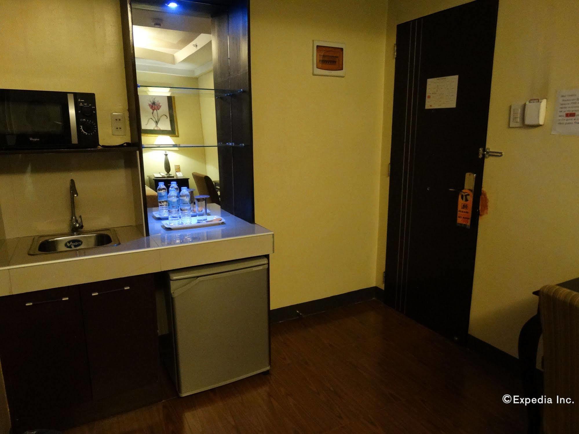 Silver Oaks Suites & Hotel Manila Exterior foto
